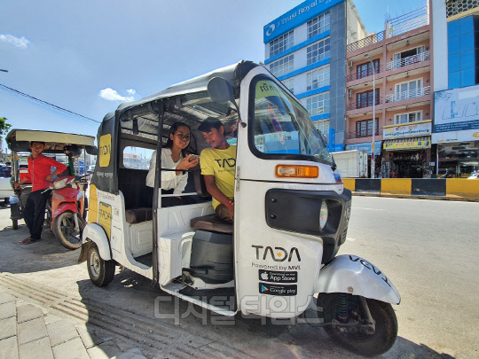 캄보디아 모빌리티 업체 엠블(MVL)이 운영하는 차량호출 서비스 '타다'. 신한은행 제공